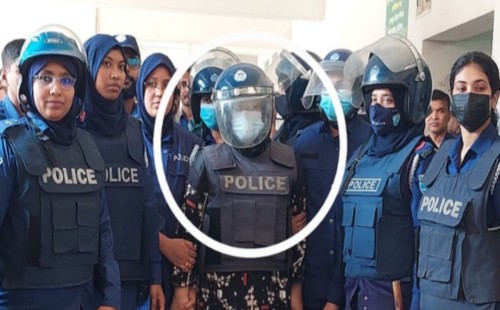 মমতাজের ওপর ডিম ও জুতা নিক্ষেপ 