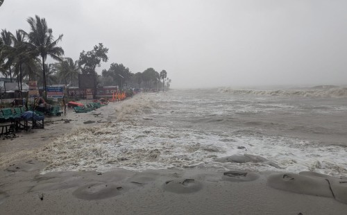 গভীর নিম্নচাপ পেরিয়ে গেছে উপকূল, উত্তাল রয়েছে সাগর 