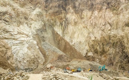 ইন্দোনেশিয়ায় খনিতে ধস, নিহত ৮ 