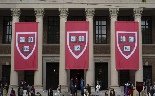 হার্ভার্ড নিষেধাজ্ঞা আদালতে স্থগিত 