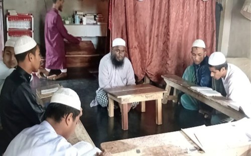 দৃষ্টি নেই, তবু ছড়িয়ে দিচ্ছেন কোরআনের আলো 