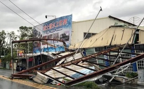 তাইওয়ানে ঘূর্ণিঝড় ডানাসের আঘাত 