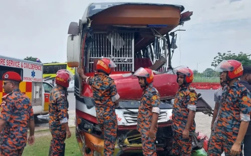 পদ্মা সেতুর মাওয়া টোল প্লাজার কাছে ৫ গাড়ির সংঘর্ষ 