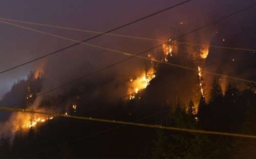 কানাডার বিশাল এলাকায় দাবানল 