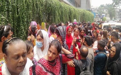 হাসপাতালে কাতরানো শিশুদের রক্ত দিতে ছুটে এলেন তৃতীয় লিঙ্গের মানুষেরা 