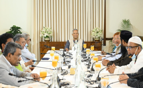 বিএনপি–জামায়াতসহ চার দলের নেতাদের সঙ্গে বৈঠকে প্রধান উপদেষ্টা 