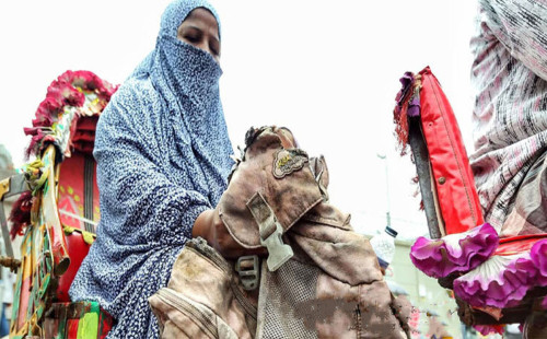 মেয়েকে না পেয়ে পোড়া স্কুলব্যাগ নিয়েই ফিরে গেলেন মা 