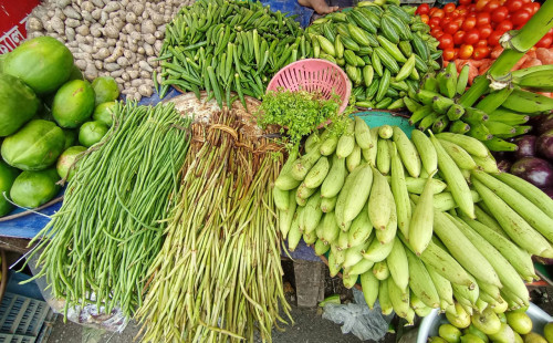 নাগালের বাইরে বাজারে সবজির দাম 