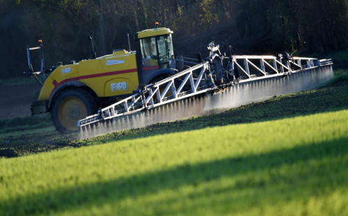 ফ্রান্সে রায়ের অপেক্ষায় কীটনাশক বিল 