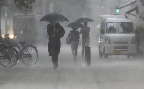 জাপানের দক্ষিণে ভারী বৃষ্টিপাত 