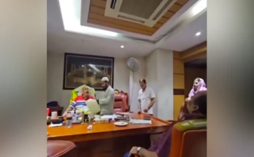 মৃত বাবাকে চেয়ারে বসিয়ে সম্পত্তি লিখে নেওয়ার ভাইরাল ভিডিও সম্পর্কে যা জানা গেল 