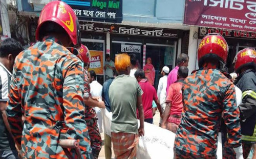 দিনাজপুরে ট্রাক চাপায় প্রাণ গেল মা ও ১৮ মাসের শিশুর 