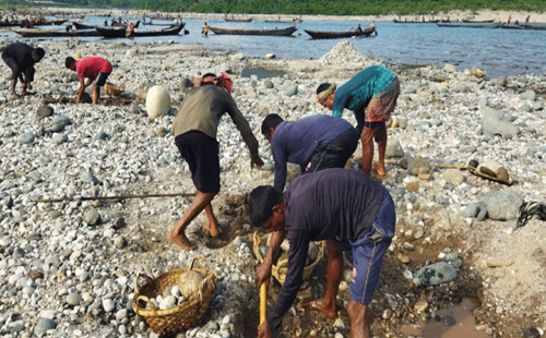 সিলেট থেকে লুট হওয়া আরও আড়াই লাখ ঘনফুট সাদাপাথর উদ্ধার 