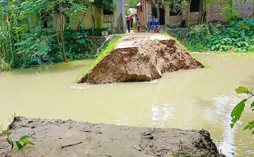 নওগাঁর আত্রাই নদীর পানি বিপদসীমার উপরে : তৎপর প্রশাসন ও পানি উন্নয়ন বোর্ড