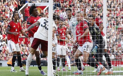 হার দিয়ে মৌসুম শুরু ম্যান ইউনাইটেডের 