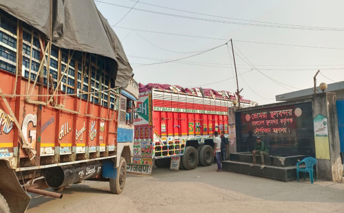 ভোমরা স্থলবন্দর দিয়ে আবারও পেঁয়াজ আমদানি শুরু 