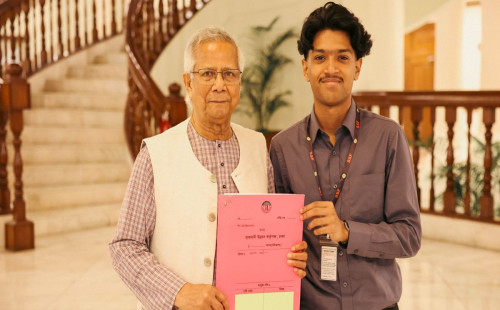 সাগর-রুনির সন্তানের কাছে জমির দলিল হস্তান্তর করলেন প্রধান উপদেষ্টার 