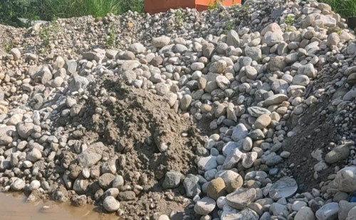 প্রশাসনের কঠোর অবস্থানে লুণ্ঠিত পাথর ফেরত দিচ্ছেন অনেকে 