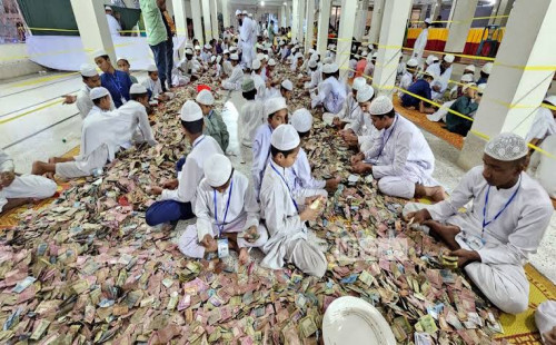 পাগলা মসজিদের দানবাক্সে মিললো ৩২ বস্তা টাকা 
