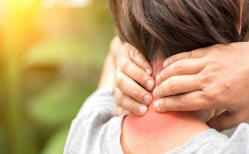 ঘুম থেকে ওঠার পর ঘাড় ব্যথা? যা করবেন 