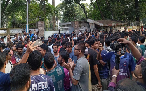 ডাকসু নির্বাচন স্থগিতাদেশ প্রত্যাহারে শিক্ষার্থীদের আনন্দ মিছিল 