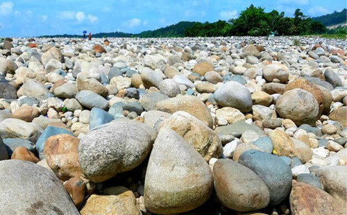 নিলামে বিক্রি হচ্ছে হাজার হাজার ঘনফুট সাদাপাথর 