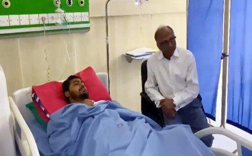 নুরকে দেখতে গেলেন আমার দেশ সম্পাদক মাহমুদুর রহমান 