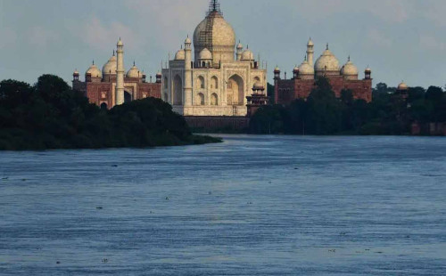 তাজমহলের দেয়াল স্পর্শ করল যমুনার পানি 