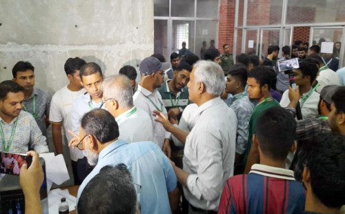 তাজউদ্দিন হলে ভোটগ্রহণ বন্ধের পর আবার ভোটগ্রহণ শুরু 