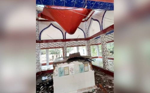 মাইকে ঘোষণা দিয়ে ৪ মাজারে হামলা ভাঙচুর আগুন 