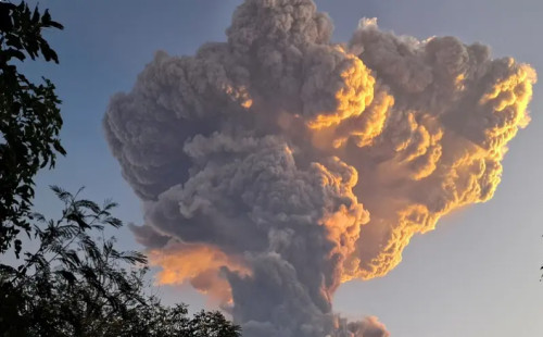 ইন্দোনেশিয়ার পূর্বাঞ্চলে ভয়াবহ অগ্ন্যুৎপাত 
