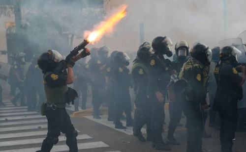 পেরুতে বিক্ষোভকারী-পুলিশ সংঘর্ষ 