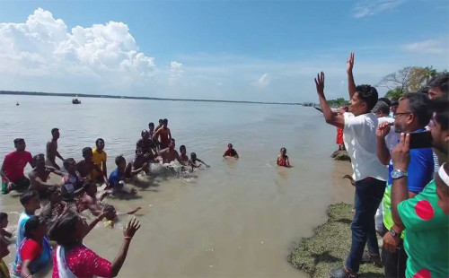 বাগেরহাটে গণগোসল কর্মসূচি পালন 