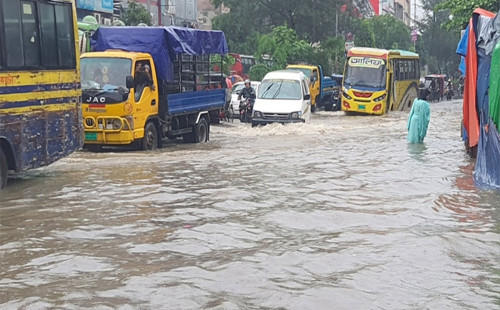 রাতভর ব্যাপক বৃষ্টিতে সকালে সড়কে জলাবদ্ধতা 