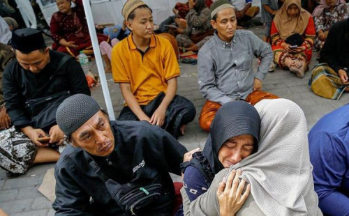 জাভায় ধসে আটকে পড়াদের জন্য অপেক্ষা 