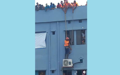 মাদ্রাসার কার্নিশে ঝুলে থাকা ছাত্রকে দেখে এলাকাবাসীর চিৎকার 