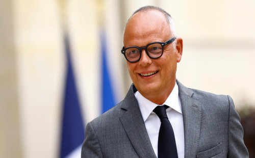 ম্যাক্রোঁকে পদত্যাগের আহ্বান 