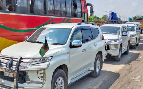 ঢাকা-সিলেট মহাসড়ক পরিদর্শনে এসে আটকে গেলেন সেতু উপদেষ্টা 