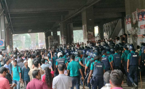 সাউন্ড গ্রেনেডে উত্তেজনা, প্রেস ক্লাব ছেড়ে শহীদ মিনারে শিক্ষকদের অবস্থান 