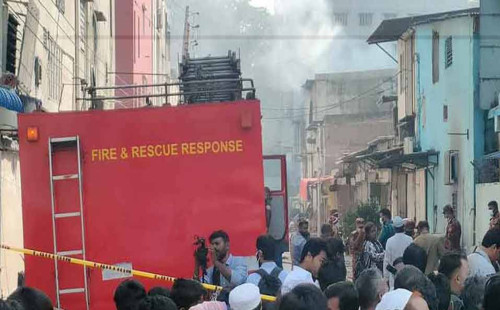 কেমিক্যাল গোডাউনে অগ্নিকাণ্ডের ২৩ ঘণ্টা পরও বের হচ্ছে ধোঁয়া 
