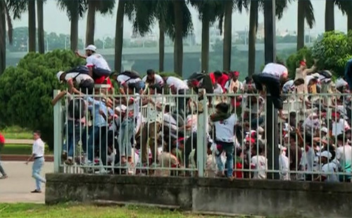 সংসদ ভবনের ফটক টপকে মঞ্চের সামনে অবস্থান জুলাই যোদ্ধাদের 