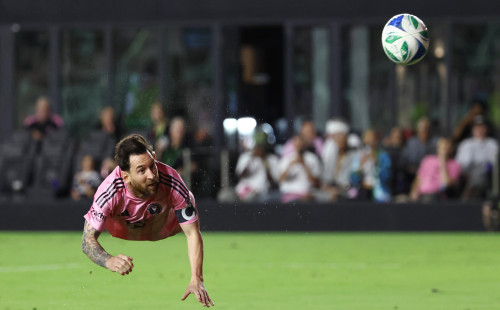 জোড়া গোলে মায়ামিকে জেতালেন মেসি 