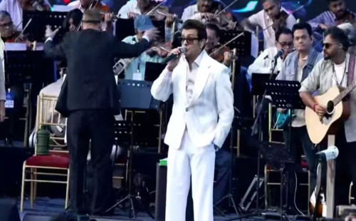 আজানের সময় কনসার্ট থামালেন সনু নিগম 