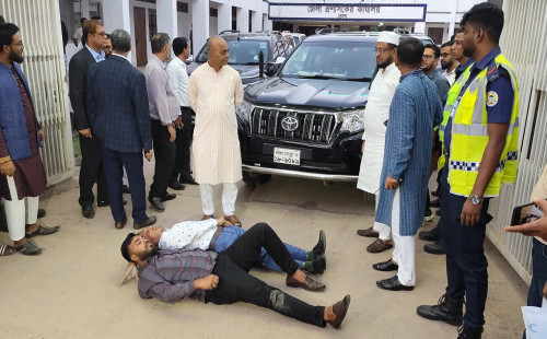 ভোলায় তিন উপদেষ্টাকে অবরুদ্ধ করলেন স্থানীয়রা 