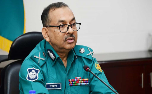 গাড়িতে আগুন-ককটেল নিক্ষেপকারীকে গুলির নির্দেশ ডিএমপি কমিশনারের 