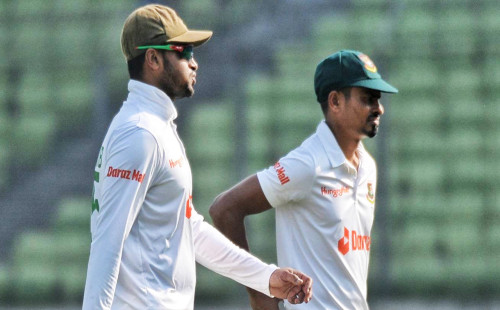 সাকিবের পাশে তাইজুল 