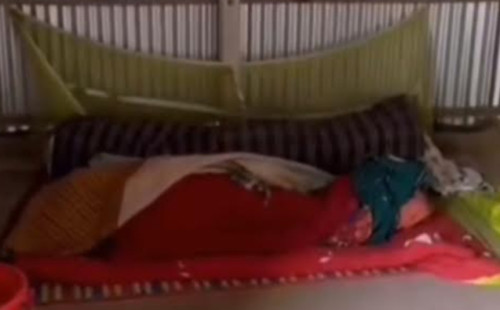 গাজীপুরে কবর থেকে মাকে তুলে লেপ-কাঁথায় ঢেকে রাখল ছেলে 