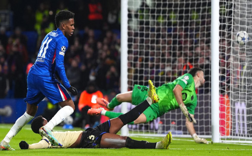 ১০ জনের বার্সাকে উড়িয়ে চেলসির দাপুটে জয় 