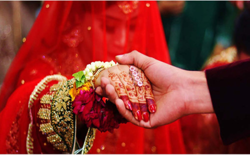 দুই সন্তান রেখে স্বামীকে তালাক, কুয়েতে প্রেমিকের সঙ্গে বিয়ে 