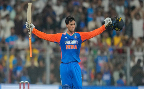 ৩২ বলে সেঞ্চুরি করে রেকর্ডের পাতায় নাম লিখালেন অভিষেক 